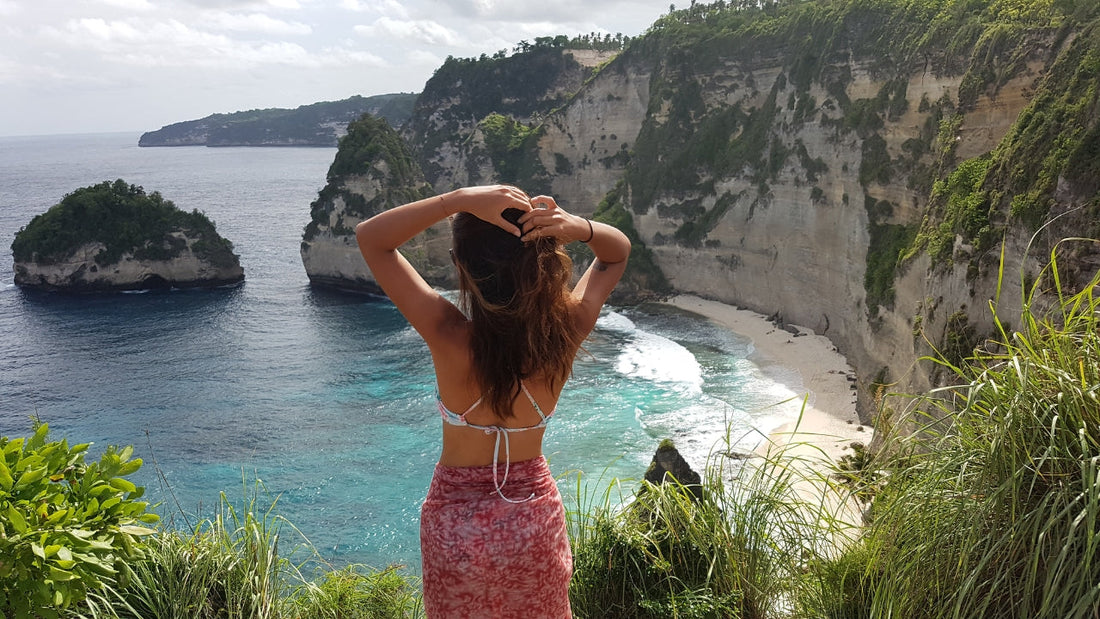 The LLOOVA Girl’s Guide to Soulful Travel – Bikini, Ritual & Wanderlust             🌍 🇩🇪 Die LLOOVA-Reisende – Dein Guide für achtsames Reisen