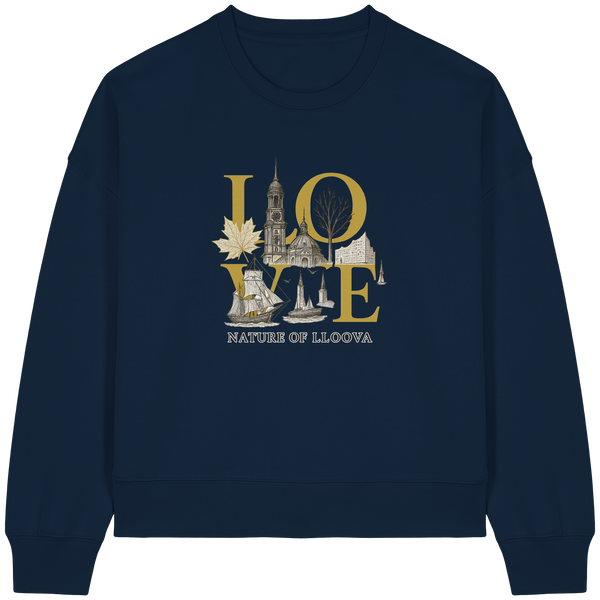 Boxcut Sweatshirt LOVE-Print – Michel & Elbphilharmonie

Nachhaltiger Damenpullover mit Statement-Design

Bio-Baumwolle Sweatshirt mit hanseatischem Stil

LLOOVA Sweatshirt aus fairer Produktion

Gold-Detail Sweatshirt mit Hamburg-Icons

Damen Sweater mit urbanem Schnitt und Bedeutung

