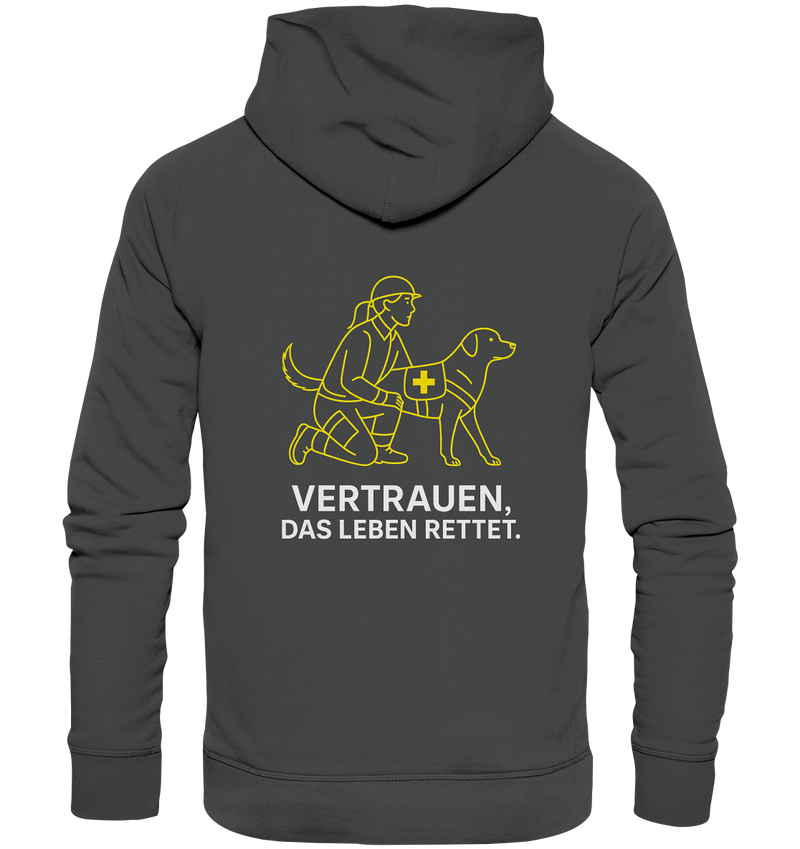 Frauenmodell mit Echo Hoodie beim Spaziergang mit Hund

