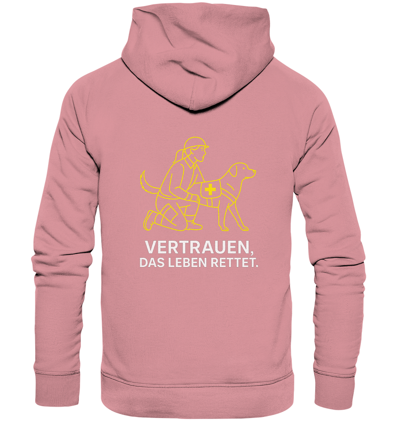 Hoodie aus Bio-Baumwolle in Naturtönen mit Statement für Vertrauen

Rückseite des Echo Hoodies mit strukturierter Kapuze

LLOOVA Spenden-Hoodie im urbanen Look vor grauer Betonwand

Flache Kordeln und gestickte Ös