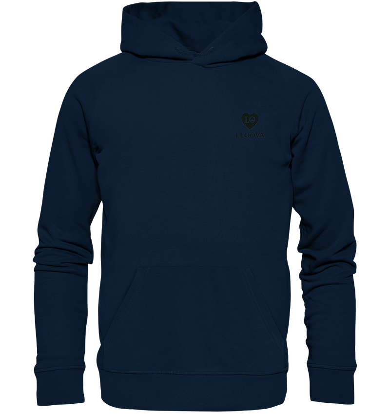 LLOOVA Spenden-Hoodie im urbanen Look vor grauer Betonwand

