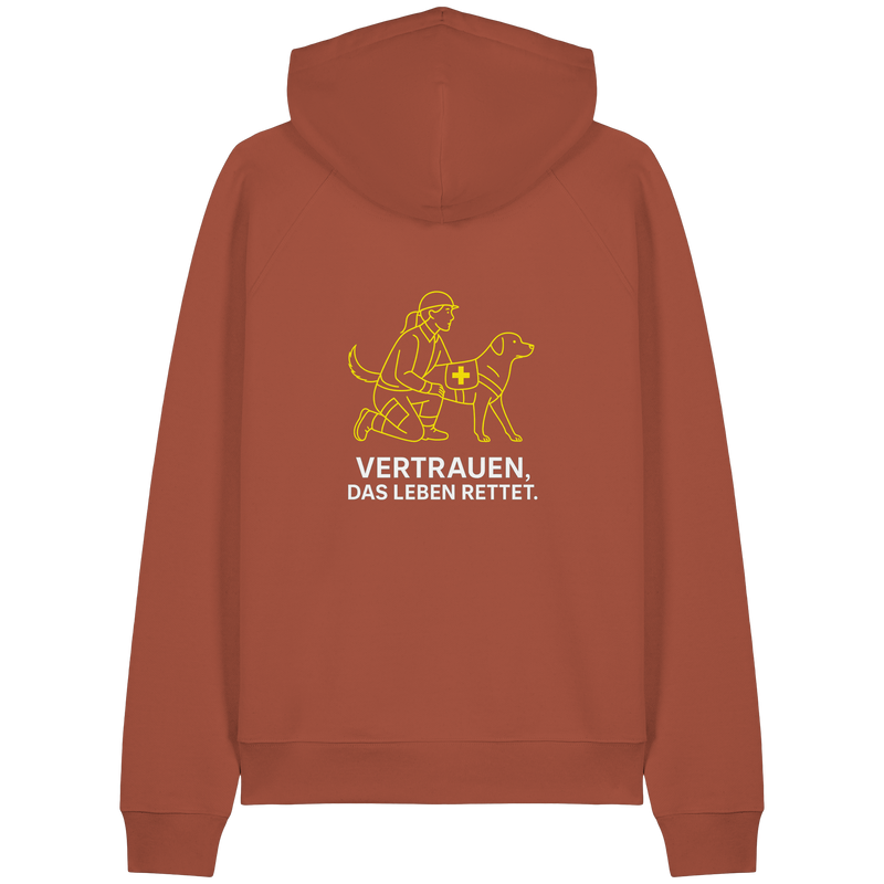 Model trägt den TRUST OPS Hoodie auf Hamburger Straßen

Stylischer Alltagsbegleiter – für Freizeit, Büro oder Spaziergänge

LLOOVA Hoodie auf einer Holzbank – Symbol für Erdung & Vertrauen

Streetwear aus Hamburg – Kapuzenpullover für Mutige & Sanfte

Charlie Hoodie aus der TRUST OPS Kollektion – nachhaltig & bewusst

