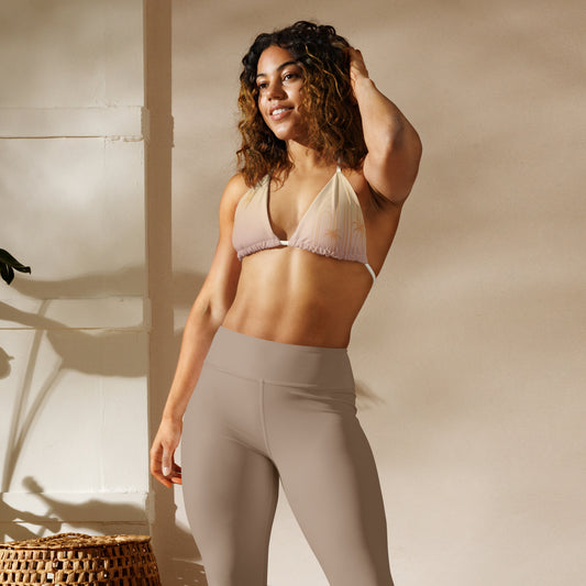 „Modell trägt das Palmaille gepolsterte Schnürbikini-Oberteil mit verstellbaren Trägern und Schleifendetail, recyceltem Stoff und eleganter Passform – ideal für Sonne, Strand und nachhaltige Sommermode.“

